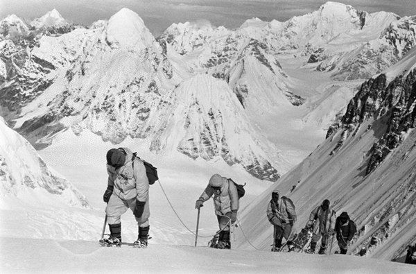 △1960年5月，中國(guó)登山隊(duì)隊(duì)員在海拔7150米的冰雪坡上行進(jìn)。