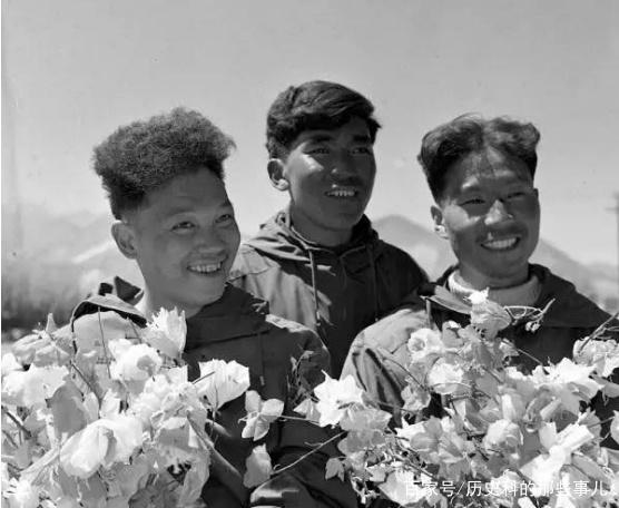 △1960年5月25日凌晨4點(diǎn)20分，中國(guó)登山隊(duì)隊(duì)員成功登上珠穆朗瑪峰。（右起）王富洲、貢布（藏族）和屈銀華。